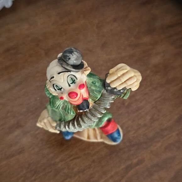 Vintage Italian Clown with Accordian Resin Figurine - Picture 3 of 5